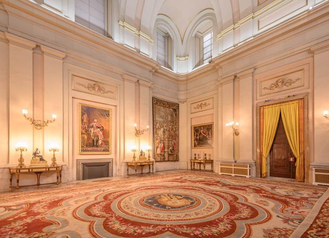 马德里皇宫内部,是由3418个房间构成的大迷宫,从客厅,卧室到通道,装饰