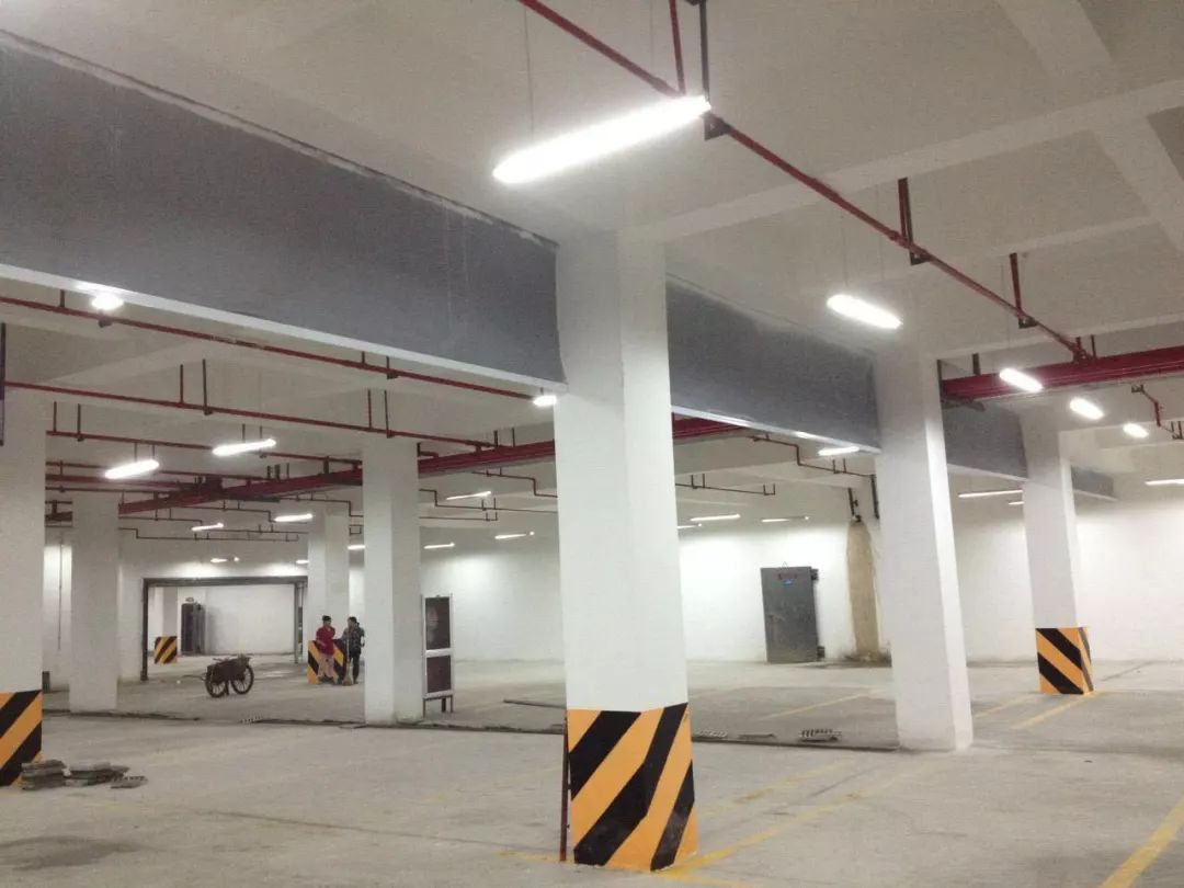 挡烟垂壁应用场所挡烟垂壁按活动方式可分为卷帘式和翻板式.