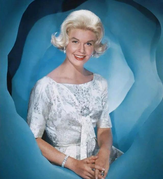 美国传奇女星桃乐丝·黛因肺炎在家中去世.