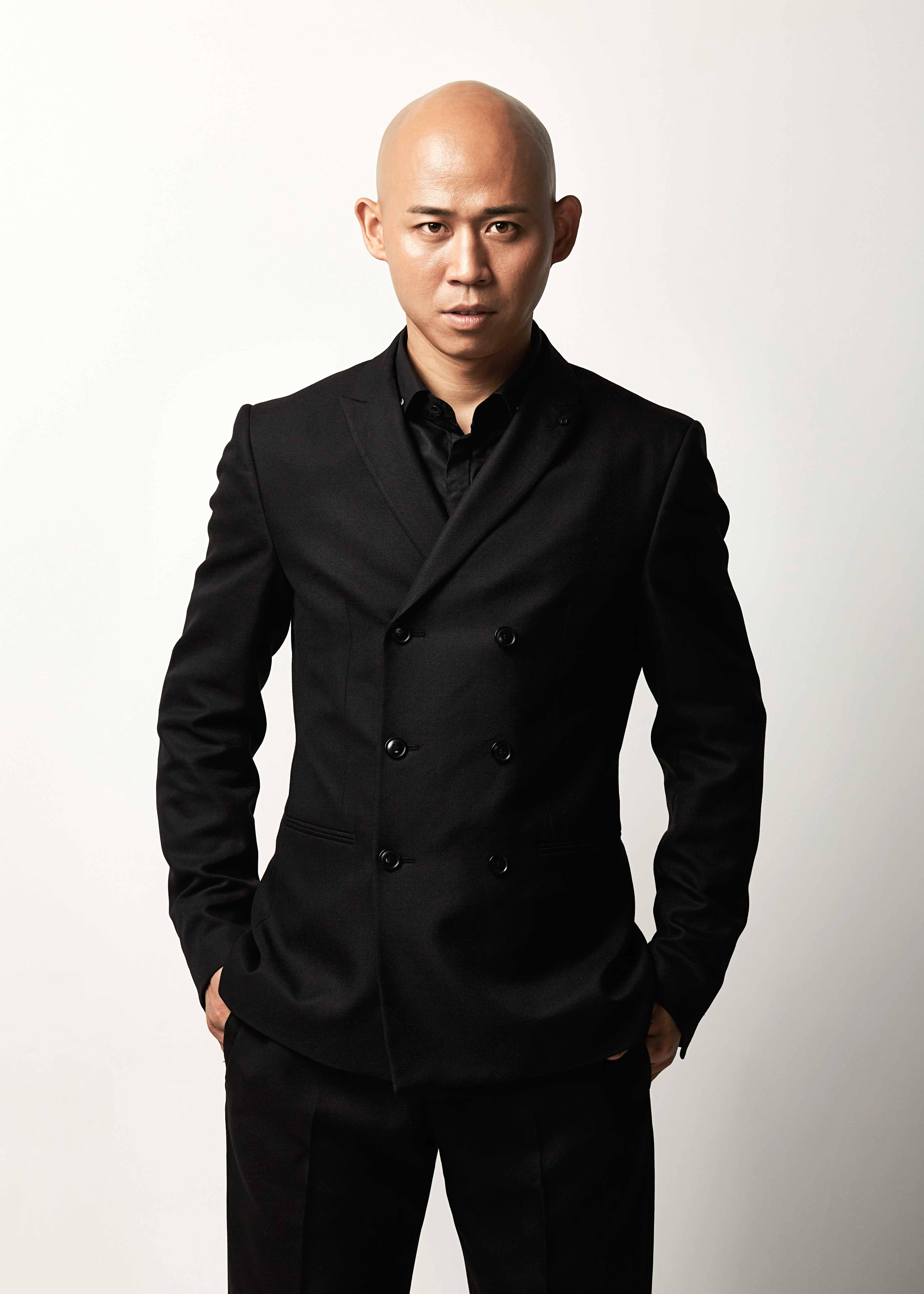 庞国昌黑色西装写真曝光 目光深邃犀利尽显硬朗本色