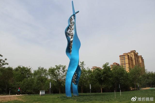 经济区标志性建筑——大型城市雕塑《白浪源》已显露雏形