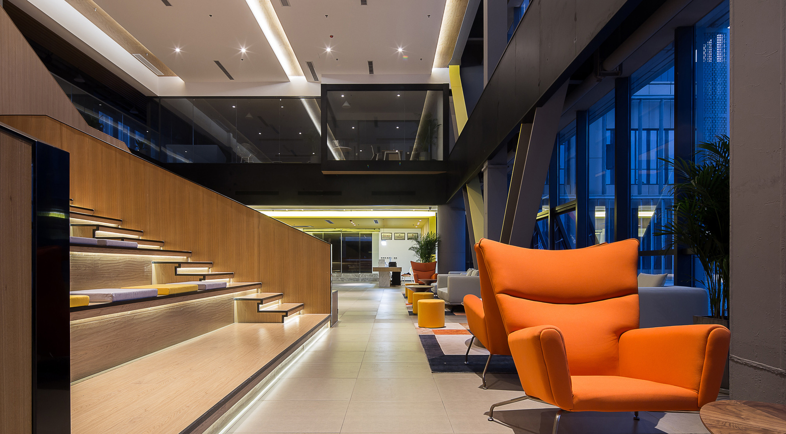 三层为独立办公间和接待大厅,咖啡区,互动休闲,健身房等公共区域,在中