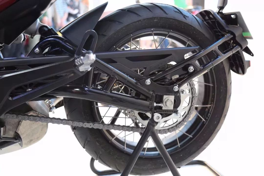 前后倍耐力真空轮胎由于早年摩托车产业对铝合金轮毂制作瓶颈限制,老