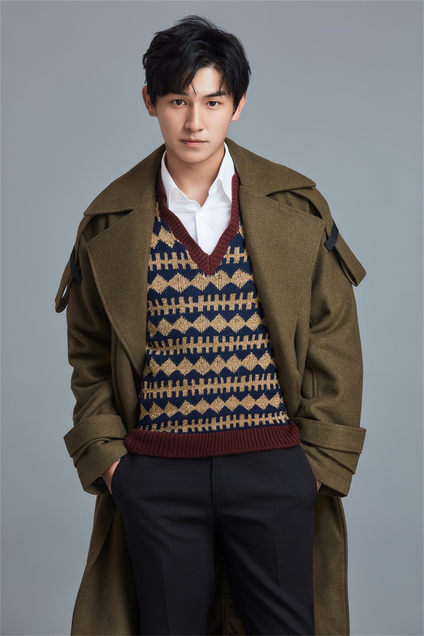 杨旭文风衣写真恣意帅气 硬核少年随性转换