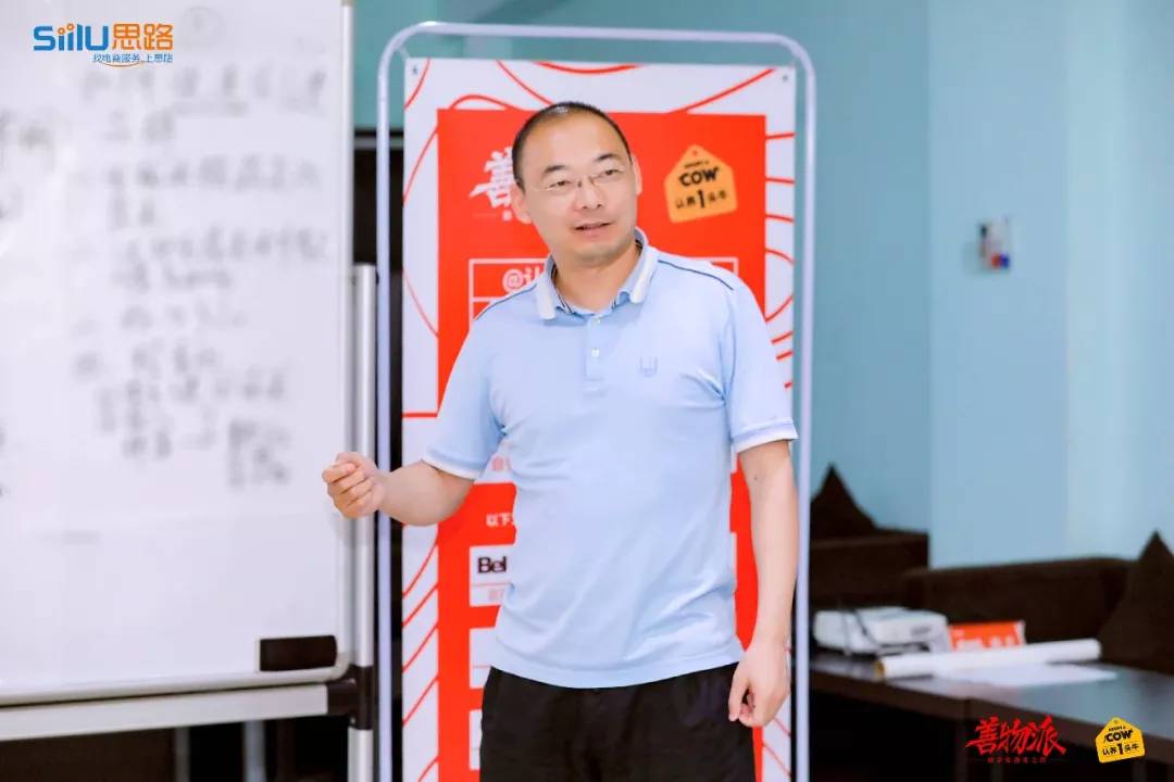 特步电商总经理黄惠华左二:亿健跑步机总经理潘君左三:图途副总裁李珊