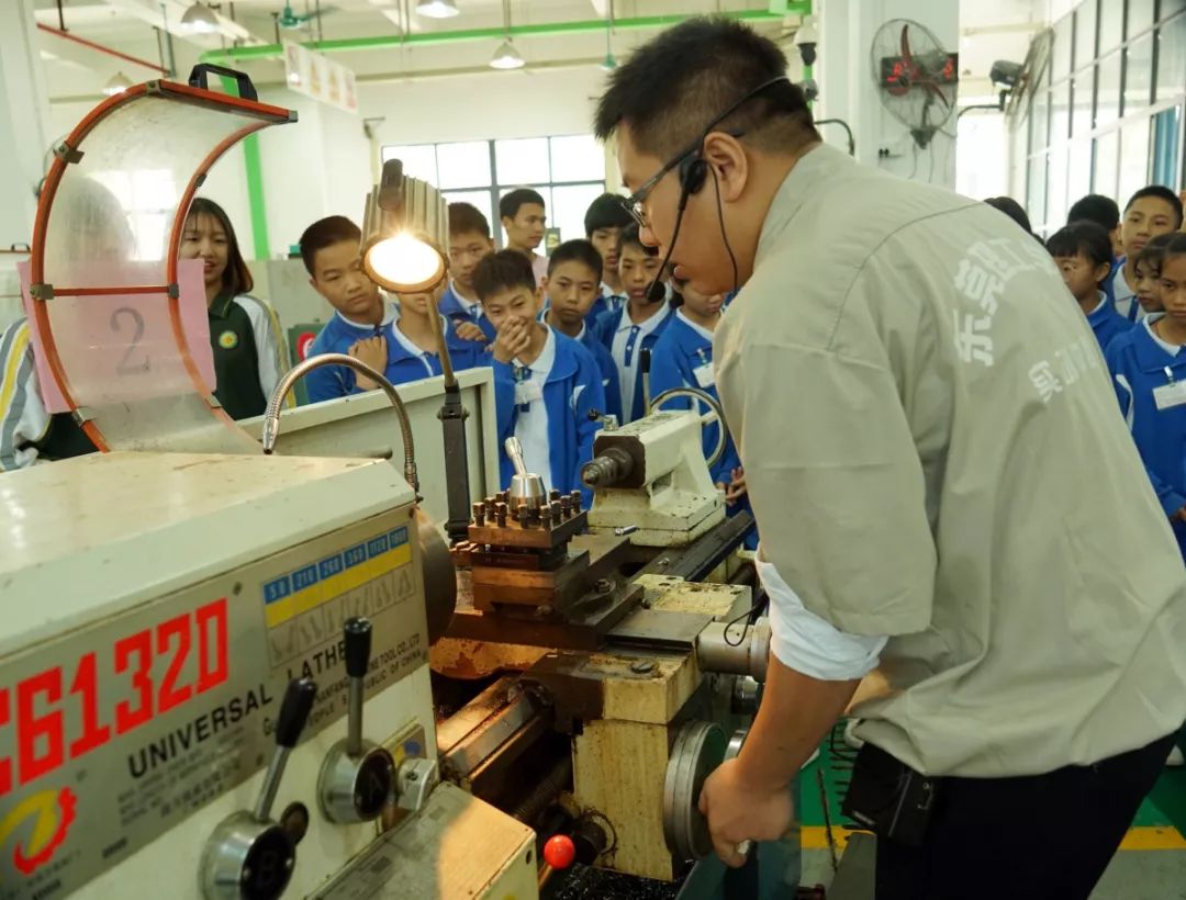 通过现场教学展示,学生技能展示,学生社团活动等形式充分展示学校的办