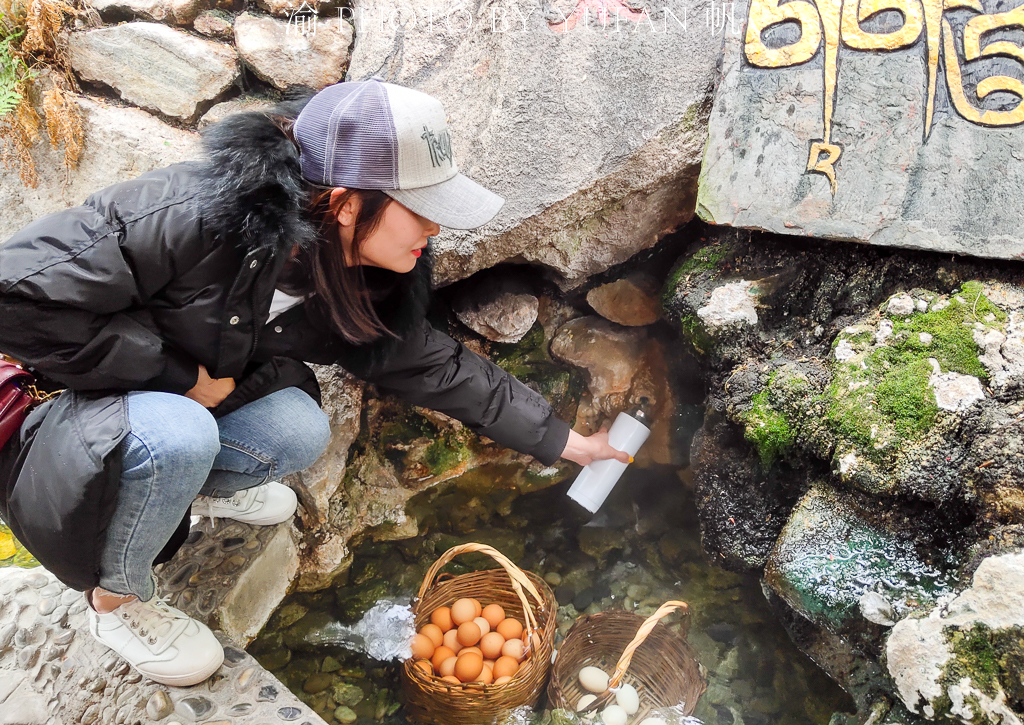 贡嘎雪山下有个药池沸泉，游客们一边泉水泡脚一边饮泉水吃煮鸡蛋