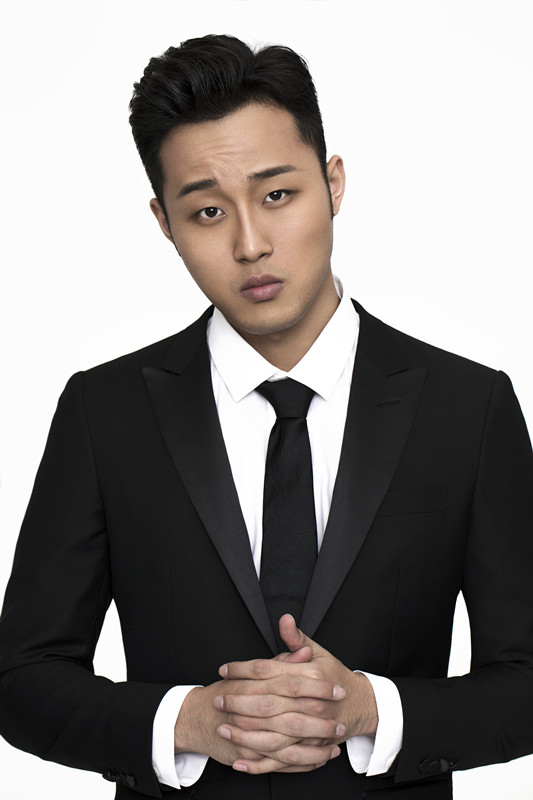 张梓豪黑色西装写真 五官精致硬朗侧颜帅气迷人