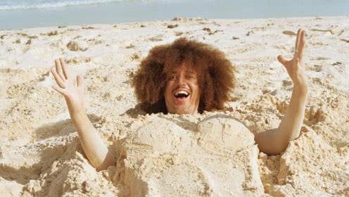 原创导游劝诫在沙滩游玩时切记不能被沙子埋了否则后果自负
