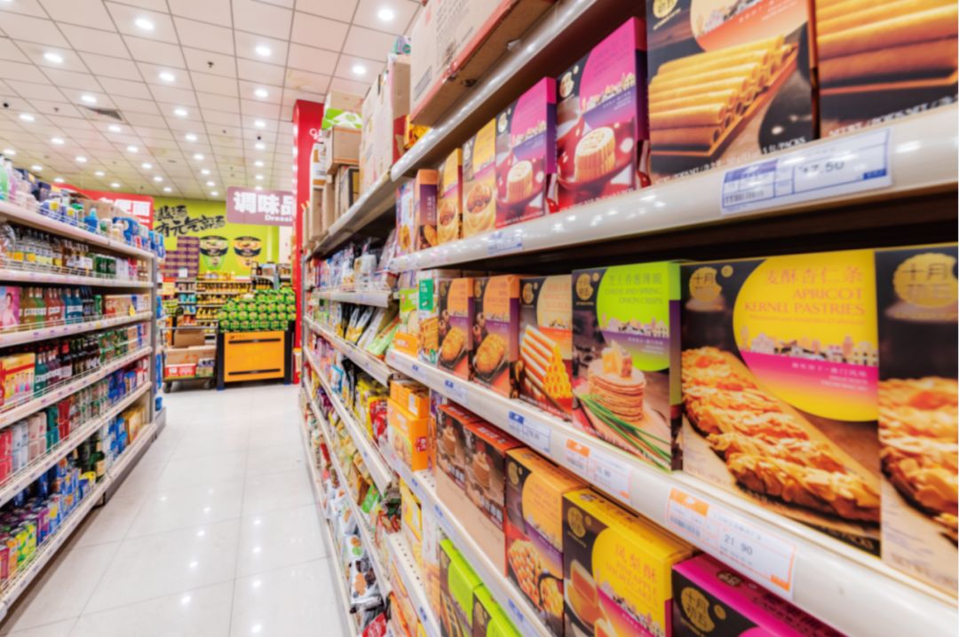 其中,食品饮料及酒类企业对传统通路倚赖最大,40%的食品饮料及酒类