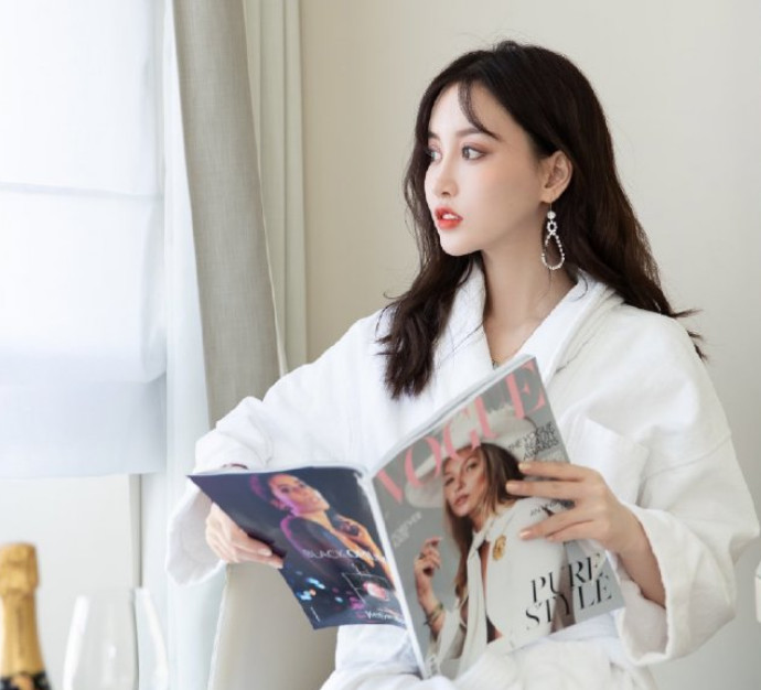 作为一个网红,卢本伟的女友赵梦玥可以说走得顺风顺水,尤其是卢本伟不