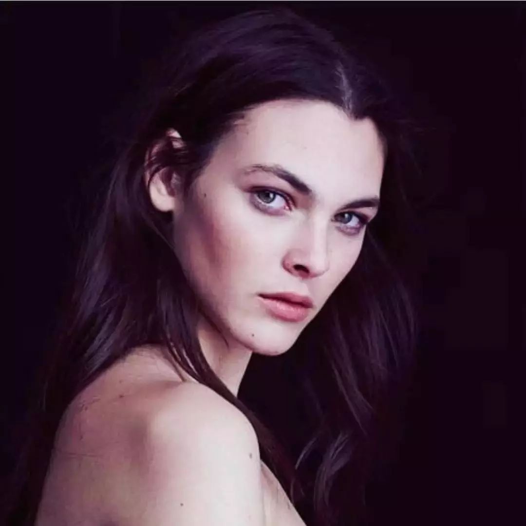 其实,要说高人气高颜值,21岁的意大利超模vittoria ceretti才是头把