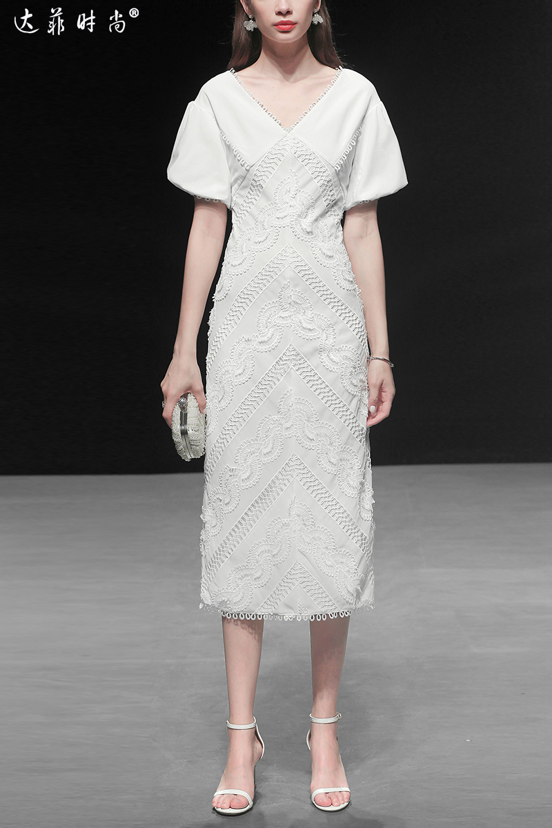 2019夏装新款名媛性感大v领复古灯笼袖高腰绣花雪纺拼接连衣裙