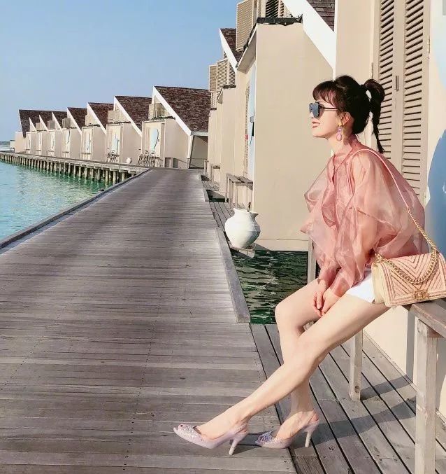 阔太李念马尔代夫度假穿吊带高跟鞋秀雪白大腿键盘侠称乡村大妈