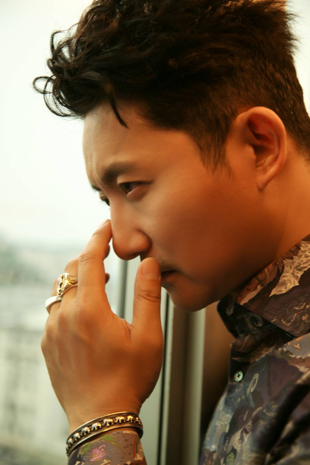 此次涂松岩主演的电视剧《带着爸爸去留学》,聚焦留学背景下的家庭