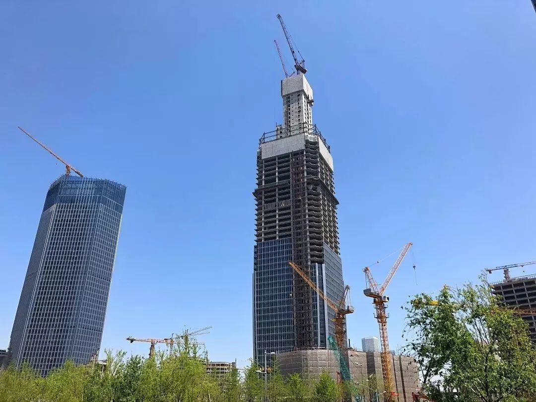 徐汇滨江第一高楼核心筒结构封顶一个约250000㎡的商业办公综合体即将