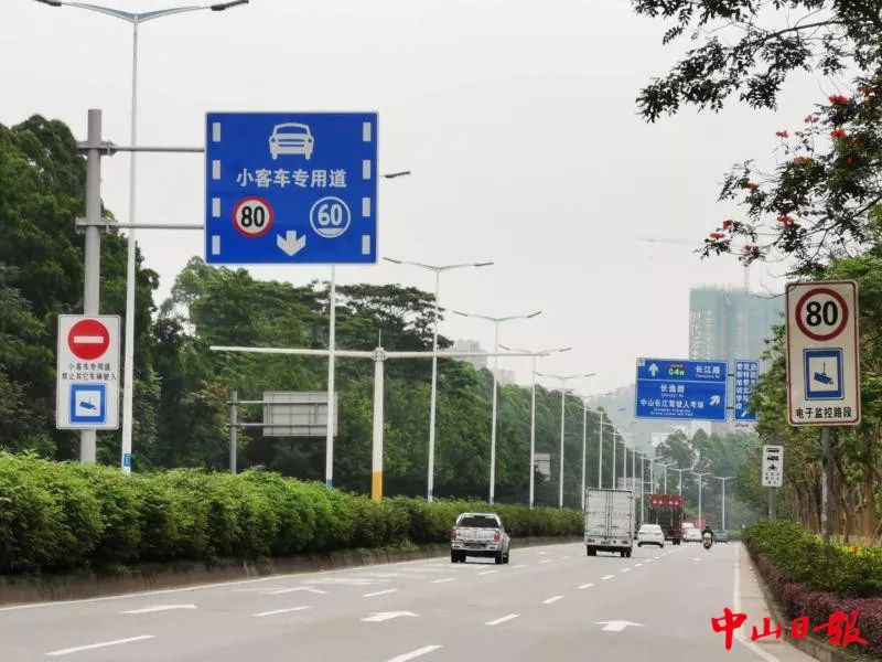 南外环路设立的小客车专用道,位于双向左侧第一条车道,车道上面标出了