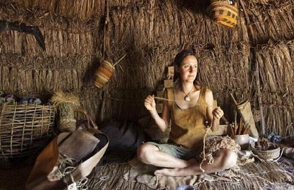 女子厌倦了城市的喧嚣,孤身一人到深山里长住,过上野人的生活