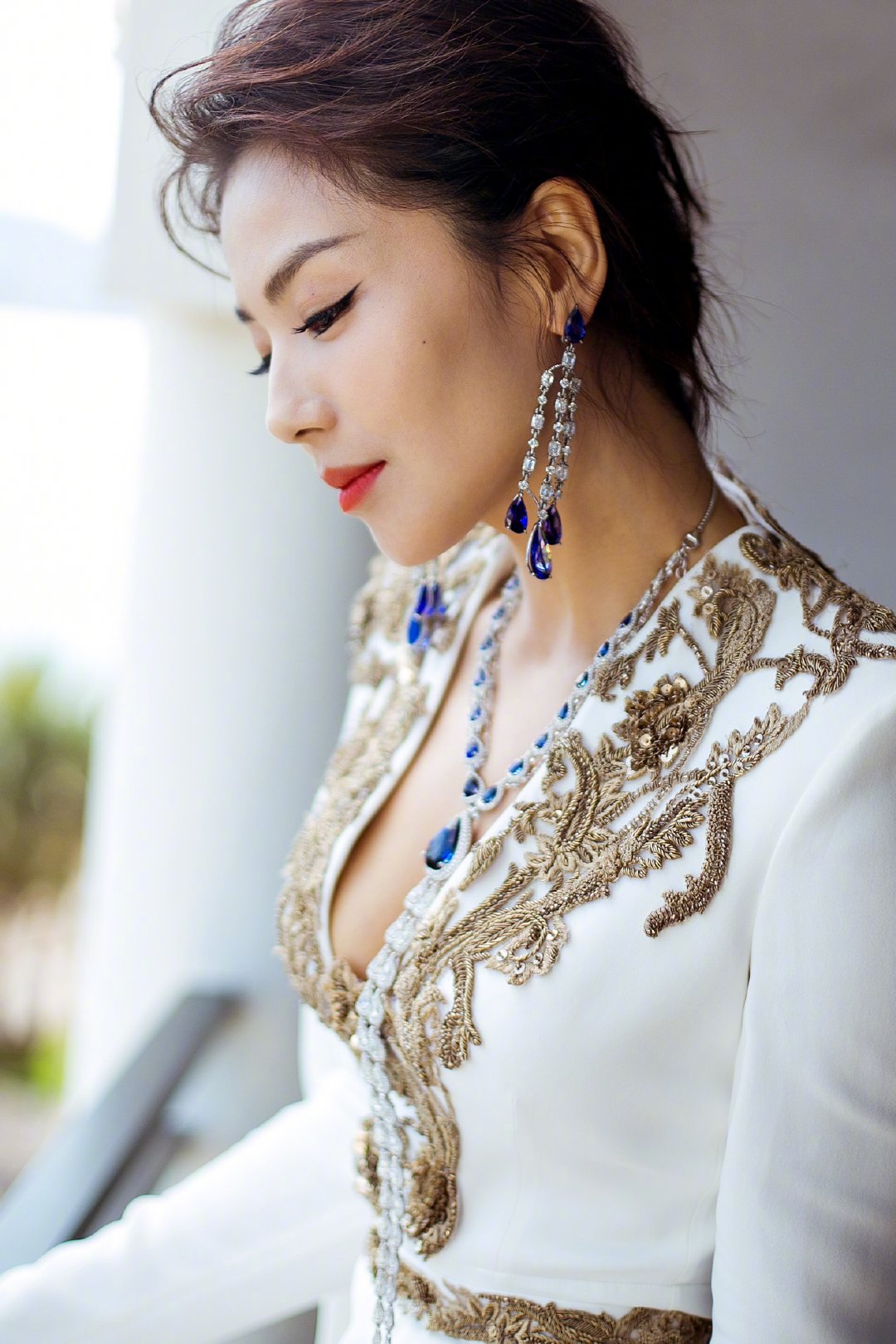 原创刘涛美的太惊艳,一袭白色晚礼服,深v高开叉秀出好身材