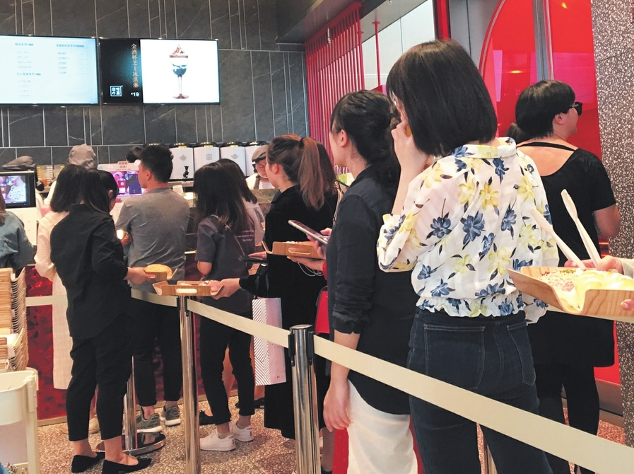 为一杯奶茶排队几小时拿到手先拍照网友我来过我喝过