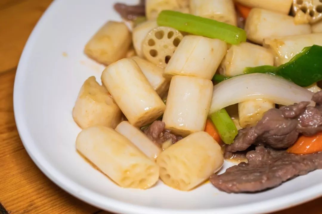 藕尖非常爽脆,酸酸的,有股清爽的感觉,很适合夏天吃.