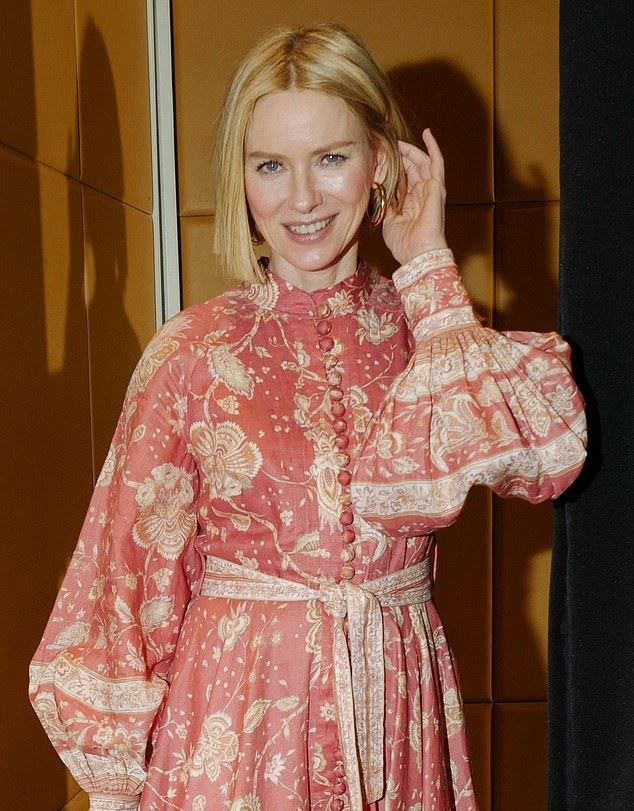 这真的是50岁的影星娜奥米穿粉色印花裙太少女中分短发更气质