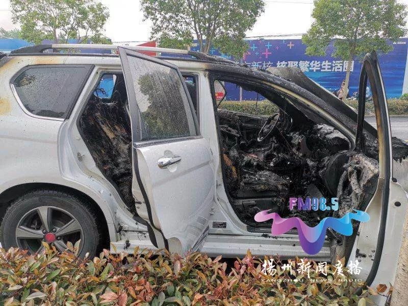 損失慘重揚州一轎車發生自燃整車幾乎報廢