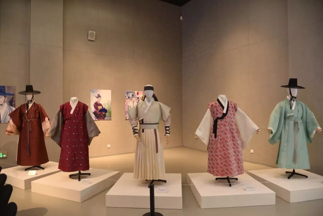 展览现场,中国丝绸博物馆,时装馆一层银瀚厅开幕当天,有不少朋友从