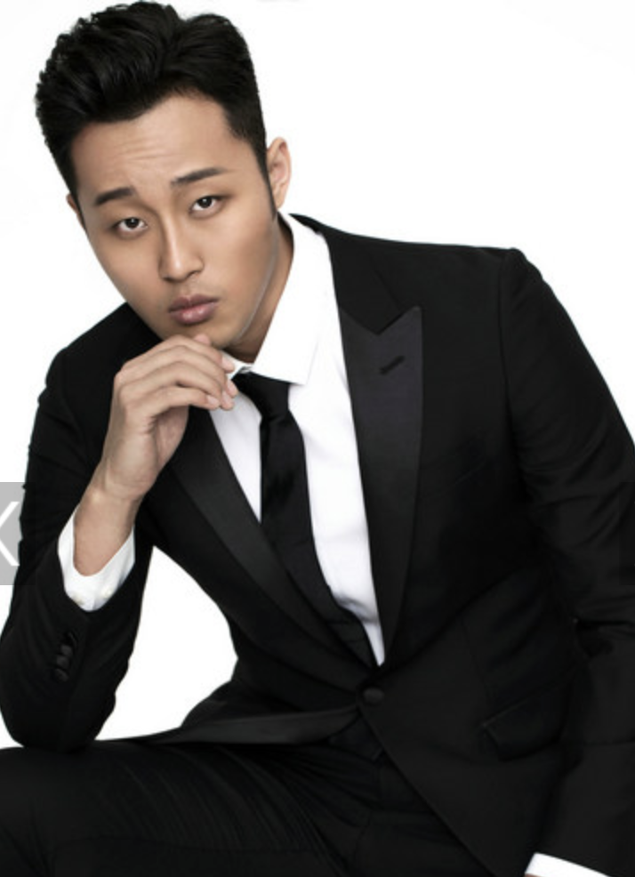 张梓豪西装写真曝光 率性优雅展绅士本质