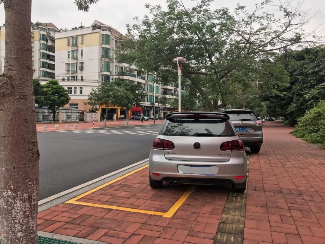 據市民反映,上述停車位位於端州區 伴月路附近,這些停車位相對於常見