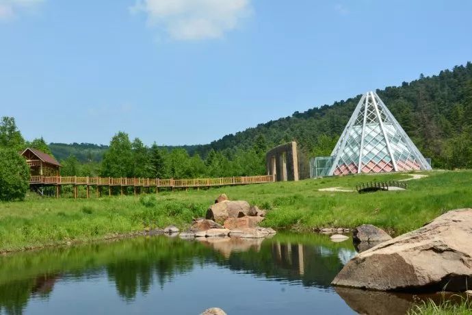 集合后乘正规旅游包车出发,经汤原县到达大亮子河国家森林公园,车程2