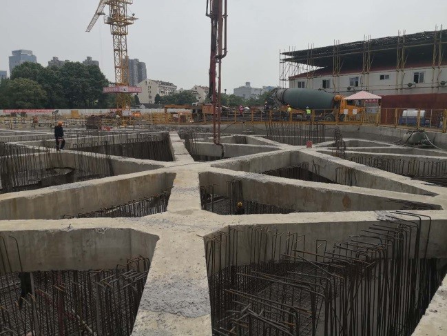 交投集团人文松江活动中心项目分区建设中面积最大底板混凝土浇筑顺利