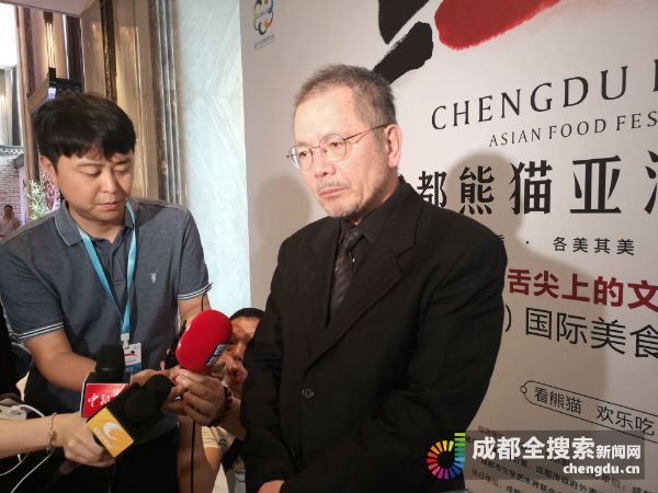 作为一位诗人,美食作家,《饮食》杂志创办人焦桐是第一次来到成都.