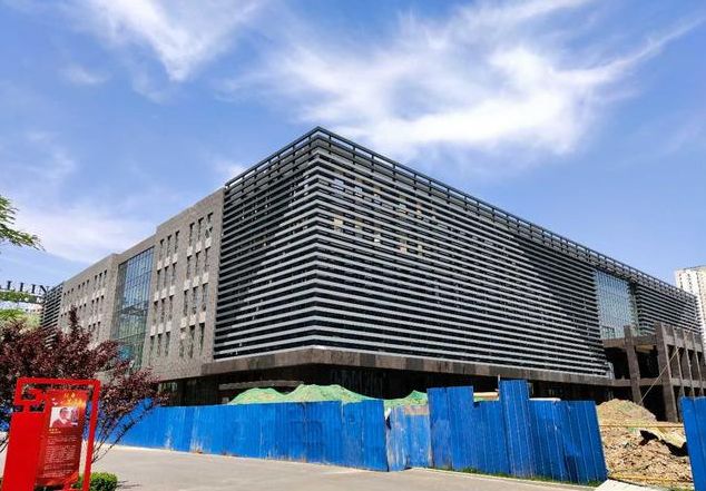 驻足北二环北侧的保定电谷科技中心(大学科技园二期)1号楼,灰黑色的