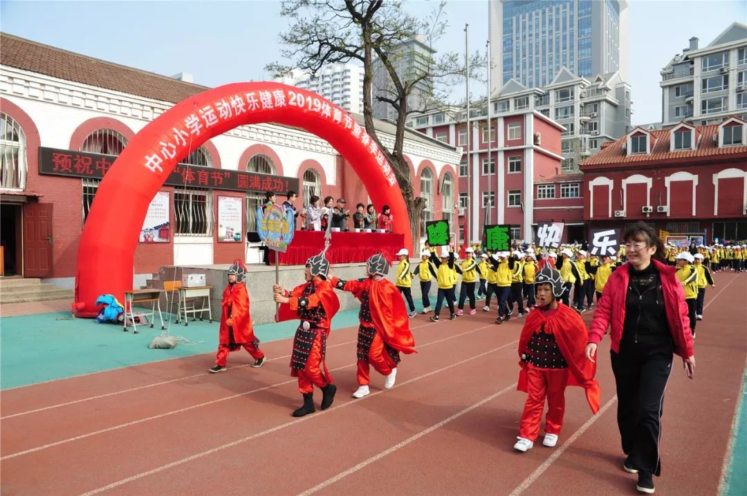 多年来,"崇文教育"思想引领下的中心小学,秉承刘长春体育精神,扎实