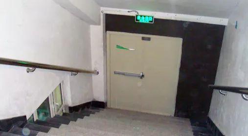 3.疏散楼梯间及其前室门,安全出口严禁上锁.2.