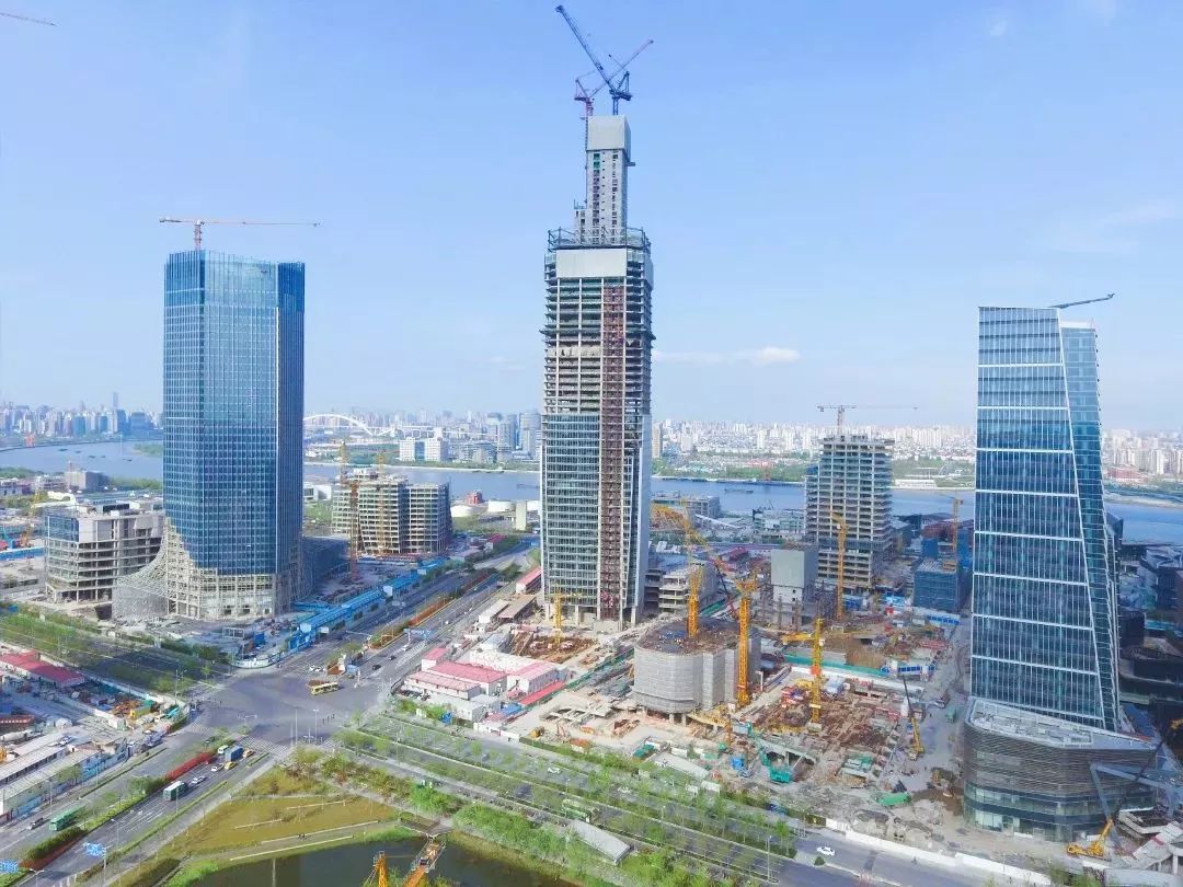 徐汇滨江第一高楼核心筒结构封顶一个约250000㎡的商业办公综合体即将