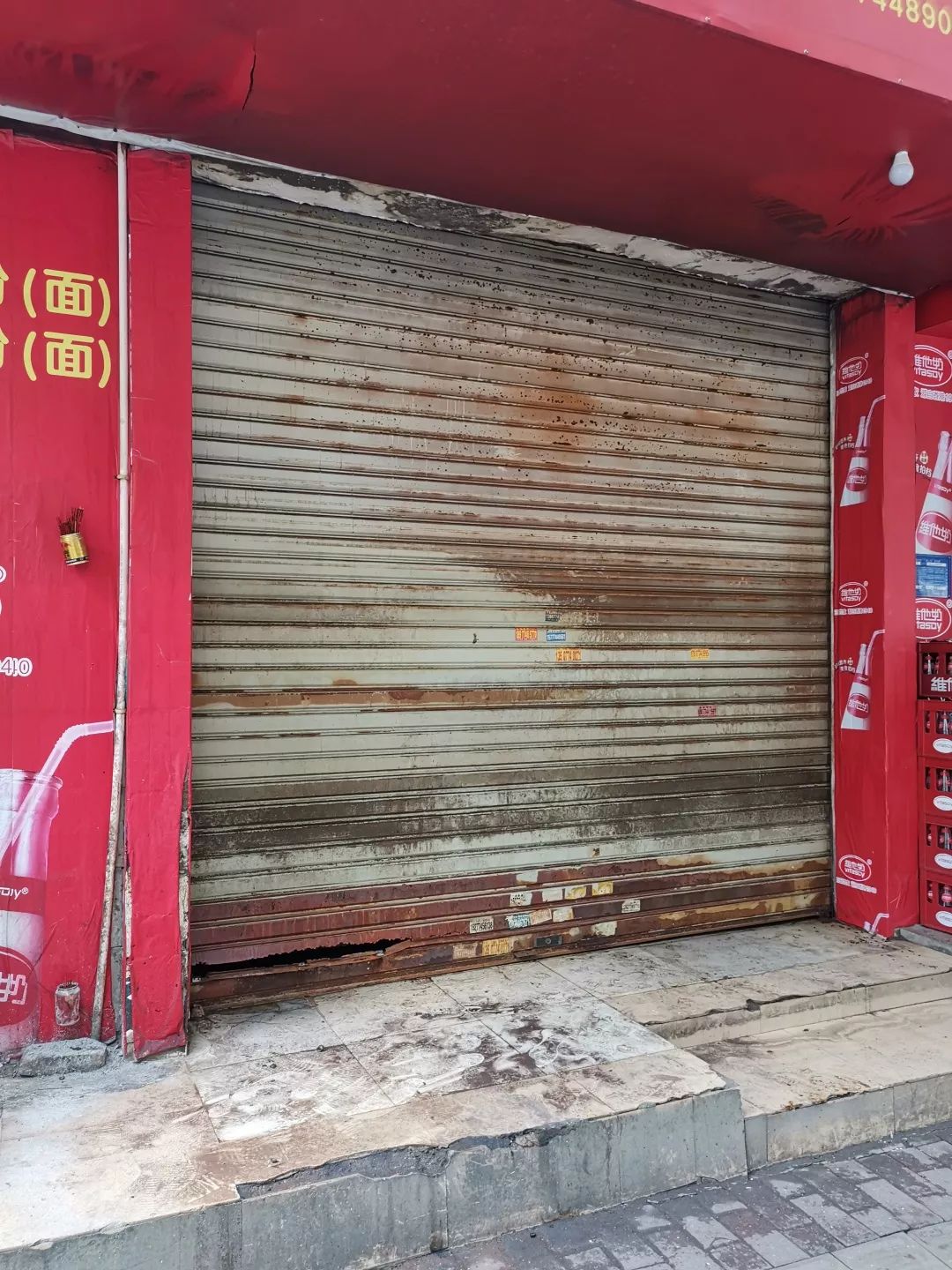 昨晚7点多,梧州龙山路宵夜街一餐饮店冒烟起火!_店门