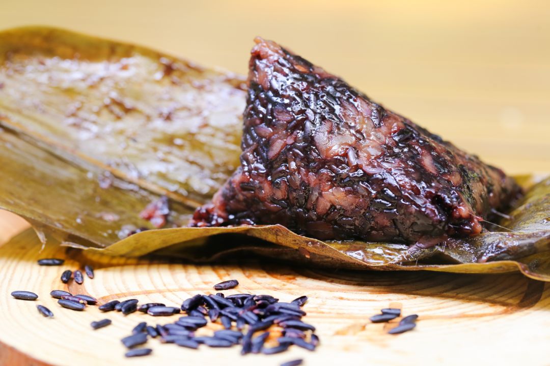 "略带粽叶的清香刚从蒸锅中拿下来的粽子黑米粽让我来看看它们的魅力!