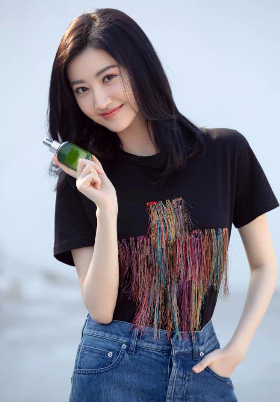 景甜现身机场t恤搭配牛仔裤宛如十八岁少女