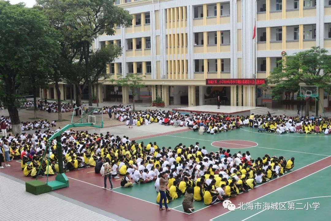 加强应急演练提高应对灾害技能北海市海城区第二小学举行防震避震应急
