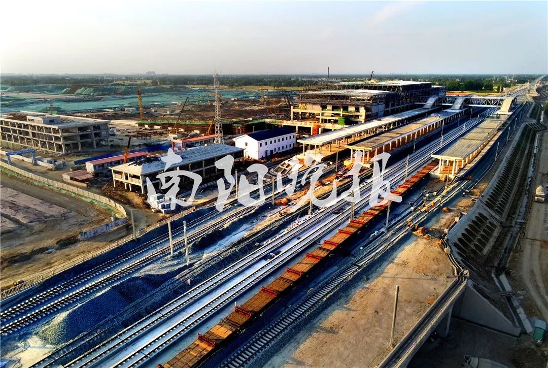 起止途经该市方城,社旗,宛城,新野等3县3区,设方城,南阳(卧龙)站,邓州