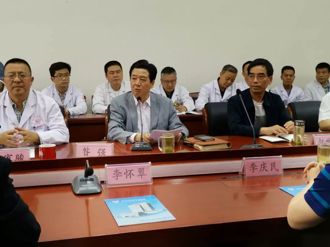 副院长余俊光参加揭牌仪式并发表讲话,西安医学院党政办主任李庆民