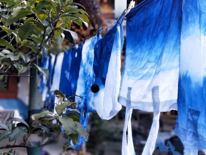 在他们的扎染坊