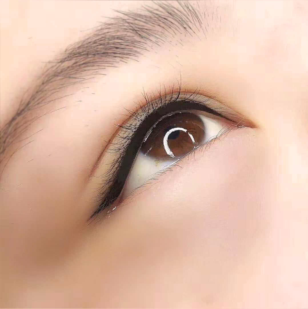 半永久纹绣,昭艺国际教你纹绣师在做美瞳线时顾客眼皮发抖该怎么办?