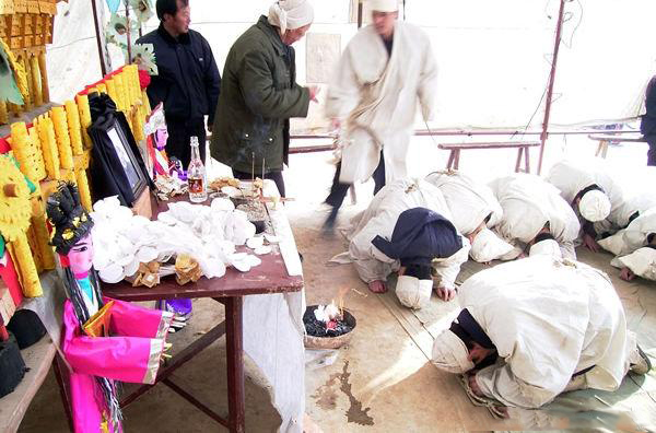 死人下葬后还要做七每7天悼念一次为何五七最重要