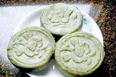 春天采嫩叶,捣烂去汁,和粉作糕,称黄花麦果糕.