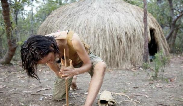 女子厌倦了城市的喧嚣,孤身一人到深山里长住,过上野人的生活