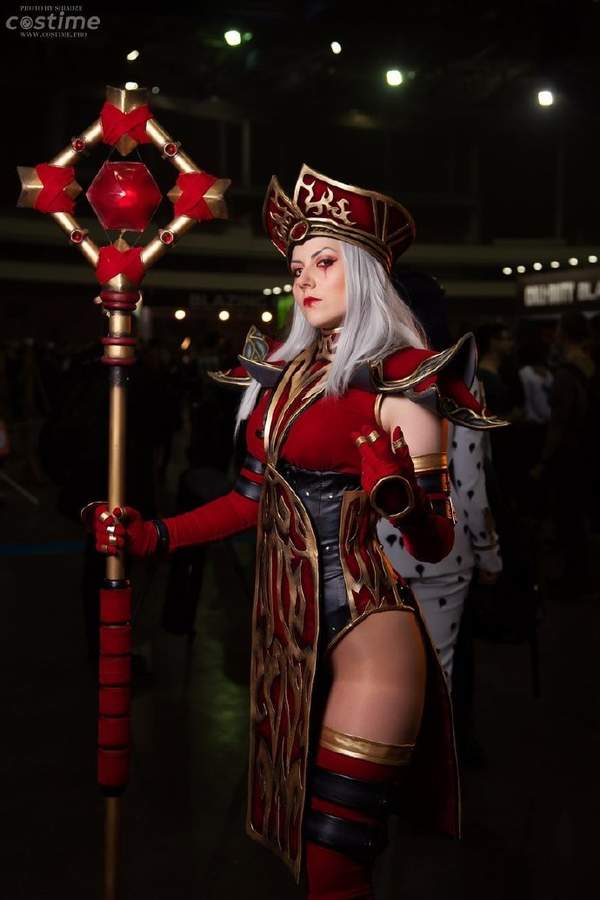 毛妹cos魔兽世界怀特迈恩手握法杖御姐范十足