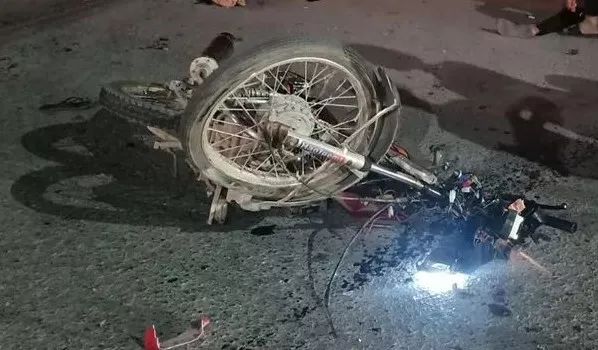 其中一名额头撞出个 由于撞击力度太大 "鬼火"摩托车严重变形 前部烂